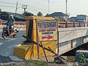 Warga Desa Larangan Bikin Jalan Rahasia di Kolong Jembatan