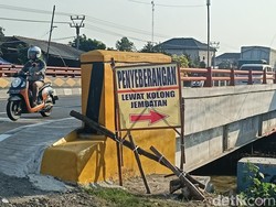 Warga Desa Larangan Bikin Jalan Rahasia di Kolong Jembatan