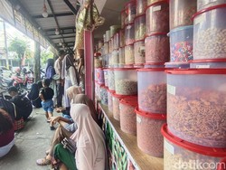 Antrean Mengular Pusat Jajanan di Nganjuk Jelang Lebaran