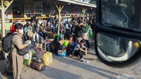 Arus Mudik Mulai Meningkat, Terminal Pondok Pinang Dipenuhi Penumpang