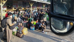 Arus Mudik Mulai Meningkat, Terminal Pondok Pinang Dipenuhi Penumpang
