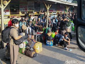 Arus Mudik Mulai Meningkat, Terminal Pondok Pinang Dipenuhi Penumpang