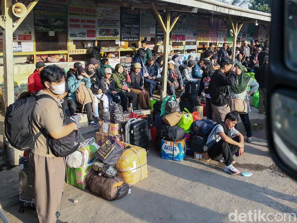 Arus Mudik Mulai Meningkat, Terminal Pondok Pinang Dipenuhi Penumpang