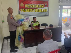 Sadar Bahaya, Warga Salam Magelang Serahkan Puluhan Balon Udara ke Polisi