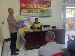 Sadar Bahaya, Warga Salam Magelang Serahkan Puluhan Balon Udara ke Polisi