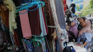 Berburu Baju Lebaran di Pasar Jatinegara