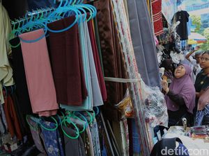 Berburu Baju Lebaran di Pasar Jatinegara
