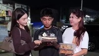 Betrand Peto Ultah ke-21, Dapat Kejutan Kue dan Makanan Enak!