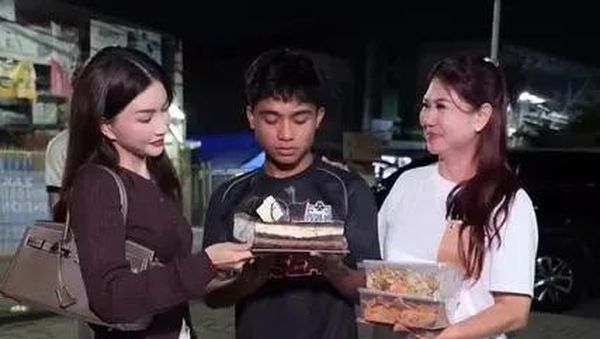 Betrand Peto Ultah ke-21, Dapat Kejutan Kue dan Makanan Enak!