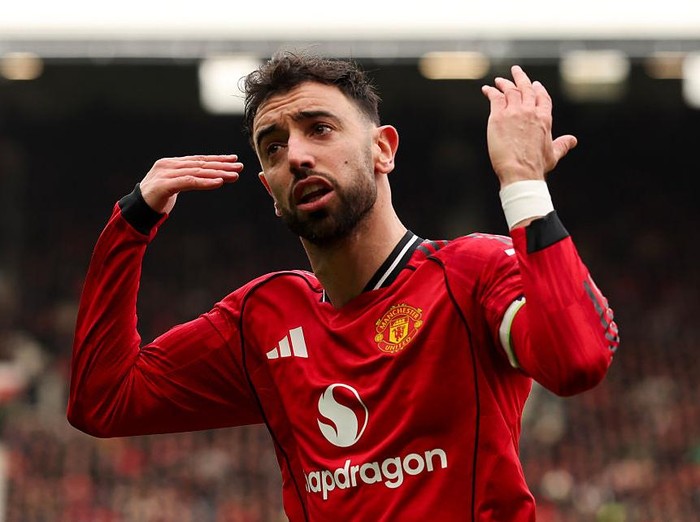 MANCHESTER, ENGLAND - MARCH 15: Manchester United's Bruno Fernandes encourages the fans during the Premier League match between Manchester United and Aston Villa at Old Trafford on March 15, 2026 in Manchester, United Kingdom. (Photo by Lee Parker - CameraSport via Getty Images)