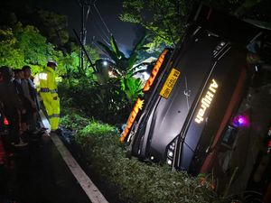 Bus Terperosok ke Jurang di Lahat Sumsel, Polisi Langsung Evakuasi