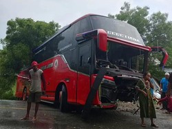 Bus Mulya Jaya Kecelakaan di Sumbawa, Diduga Tabrak Warung-Pohon