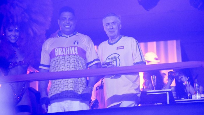 Carlo Ancelotti (kanan) saat menonton karnaval di Rio de Janeiro bersama Ronaldo pada Februari lalu.
