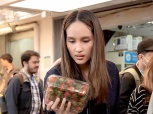 Momen Seru Cinta Laura Ikutan War Takjil, Pilihan Makanannya Bikin Salfok