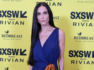 Demi Moore Pamer Kaki Jenjang dengan Gaun High-Slit Ekstrem di Premiere Film