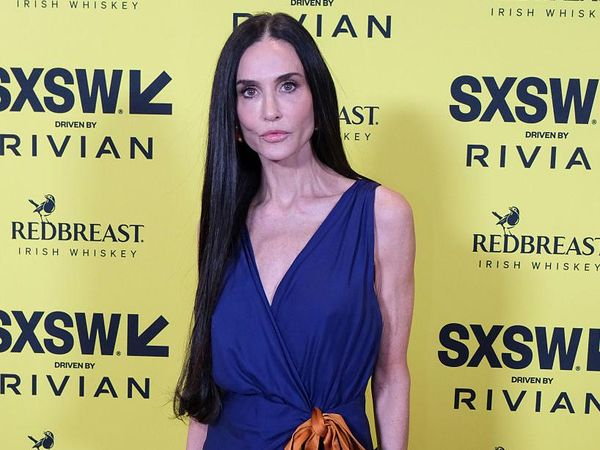 Demi Moore Pamer Kaki Jenjang dengan Gaun High-Slit Ekstrem di Premiere Film