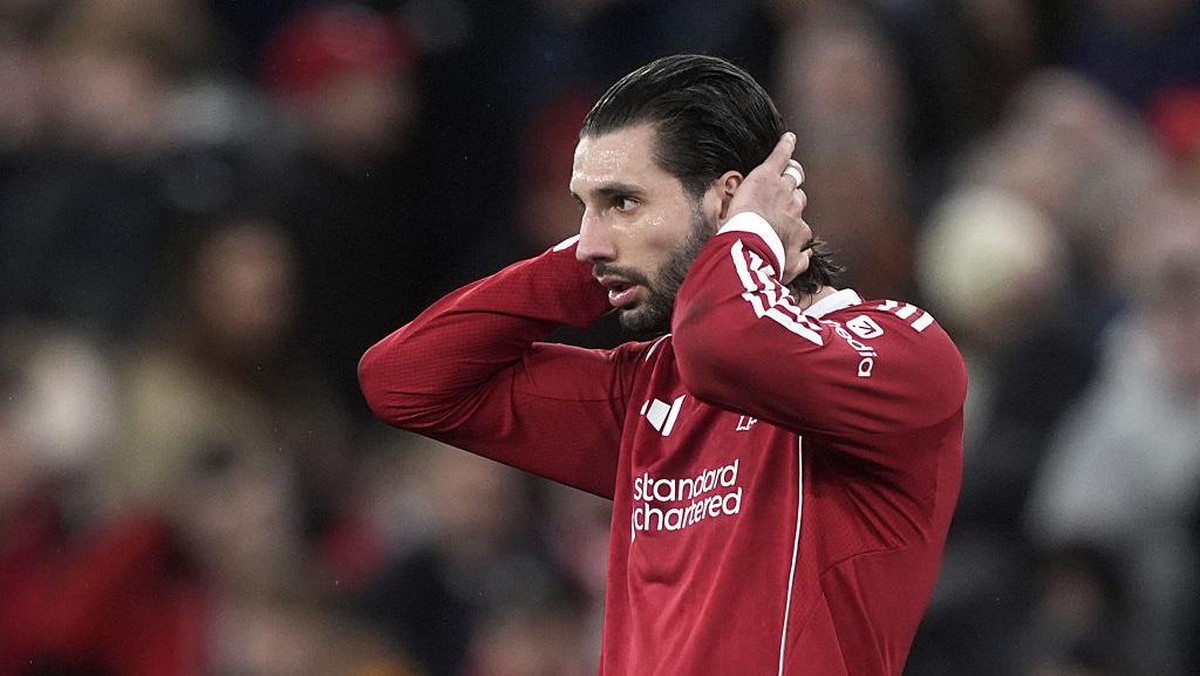 Dominik Szoboszlai kecewa Liverpool sering kebobolan di pengujung laga. Foto: PA Images via Getty Images/Peter Byrne - PA Images