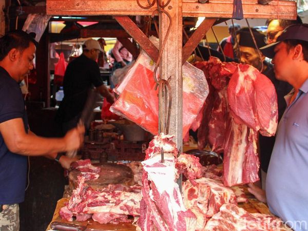 Harga Daging Sapi Naik Jelang Lebaran, Pasar Kramat Jati Tetap Ramai