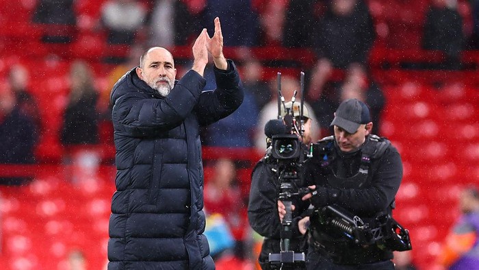 Igor Tudor menyapa suporter Spurs usai menahan Liverpool 1-1 di Anfield.