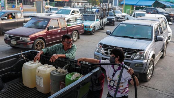 Antrean Kendaraan Membludak di SPBU Jelang Kenaikan Harga BBM