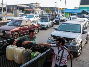 Antrean Kendaraan Membludak di SPBU Jelang Kenaikan Harga BBM