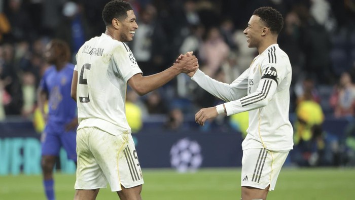 MADRID, SPAIN - JANUARY 20: Jude Bellingham and Kylian Mbappe of Real Madrid celebrate the victory following the UEFA Champions League 2025/26 League Phase MD7 football match between Real Madrid C.F. and AS Monaco (ASM) at Estadio Santiago Bernabeu o