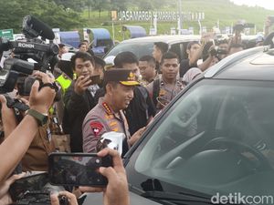 Tinjau GT Kalikangkung, Kapolri Sapa Pemudik dan Bagikan Bingkisan