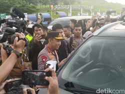 Tinjau GT Kalikangkung, Kapolri Sapa Pemudik dan Bagikan Bingkisan