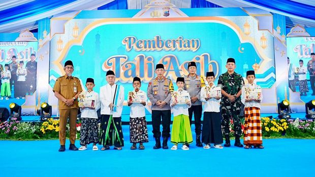 Kapolri Jenderal Polisi Listyo Sigit Prabowo melaksanakan kegiatan Safari Ramadan bersama ulama-umara serta elemen masyarakat di Jawa Tengah. (dok Polri)