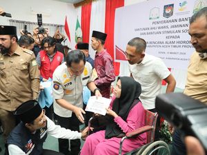 Kasatgas Tito & Mensos Serahkan Bansos Rp 136 M ke Korban Bencana Sumatera