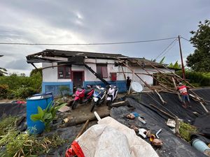 80 Rumah Warga di Tulang Bawang Porak Poranda Diterjang Puting Beliung