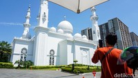 Megah Bak Masjid di Timur Tengah, Masjid At-Thohir Jadi Daya Tarik Warga