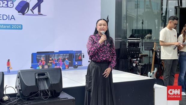 Direktur Utama Trans7 dan Trans TV, Atiek Nur Wahyuni di area gedung Transmedia, Jakarta Selatan, Senin (16/3).