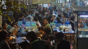 Pemudik Berbuka Puasa di Rest Area KM 338 A Tol Pemalang-Batang