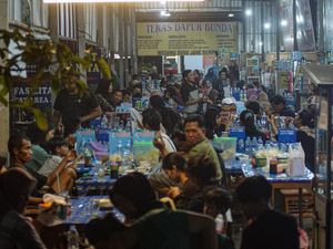 Pemudik Berbuka Puasa di Rest Area KM 338 A Tol Pemalang-Batang