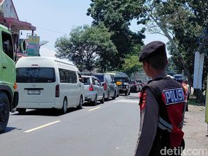 Video: Ada Aktivitas Pasar, Jalur Limbangan Garut Macet 2,5 Km