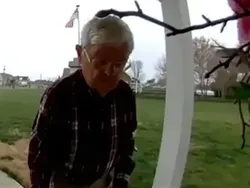 Lansia Pengantar Makanan Ini Bikin Netizen Haru, Donasi Terkumpul Rp8,5 Miliar