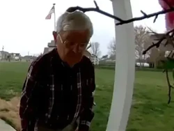 Lansia Pengantar Makanan Ini Bikin Netizen Haru, Donasi Terkumpul Rp8,5 Miliar