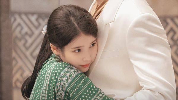 IU Peluk Byun Woo Seok, Siap Nikah Kontrak di Perfect Crown