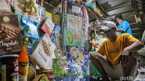 Pesanan Parsel Meningkat, Pekerja Toko di Cikini Lembur Merangkai Bingkisan