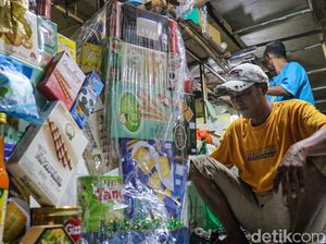 Pesanan Parsel Meningkat, Pekerja Toko di Cikini Lembur Merangkai Bingkisan