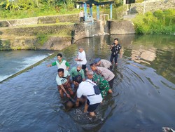 Mayat Pria Tanpa Identitas Mengapung di Sungai Lombok Barat