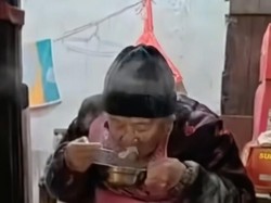 Sehat di Usia 102 Tahun, Nenek Ini Hobi Makan Kaki Babi dan Minum Arak