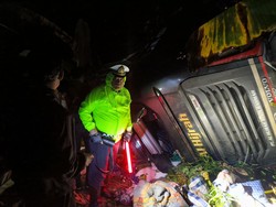 Detik-detik Bus Angkut 36 Penumpang Terjun ke Jurang di Lahat