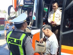 Hadapi Mudik Lebaran, Polisi Cek Armada Bus di Terminal Patria Blitar