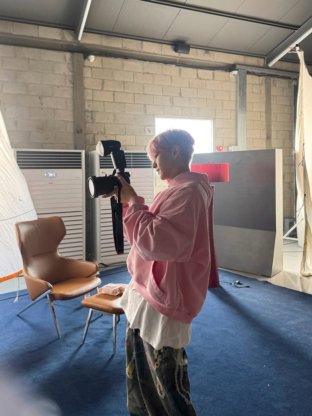 Potret Hoshi dalam pembuatan video klip 'Honey, Baby'/ Foto: instagram.com/ho5hi_kwon Potret Hoshi dalam pembuatan video klip 'Honey, Baby'.