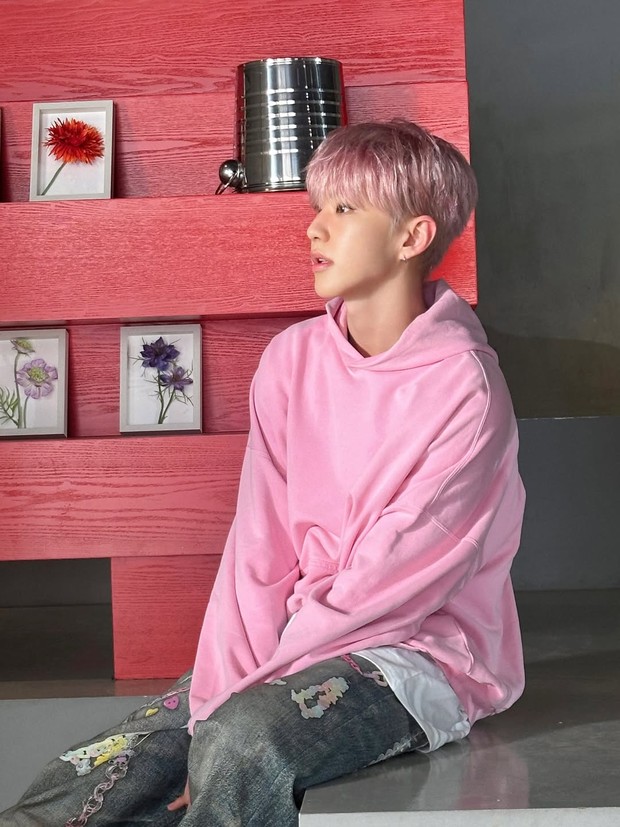 Potret Hoshi dalam pembuatan video klip 'Honey, Baby'/ Foto: instagram.com/ho5hi_kwon Hoshi menyalurkan perasaan tulusnya pada penggemar melalui lagu terbarunya bertajuk Honey, Baby pada (14/3).