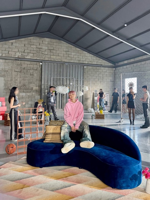 Potret Hoshi dalam pembuatan video klip 'Honey, Baby'/ Foto: instagram.com/ho5hi_kwon Potret Hoshi dalam pembuatan video klip 'Honey, Baby'.