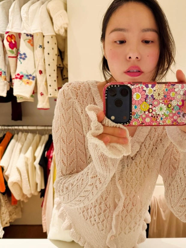 Potret terbaru Min Hyo Rin.