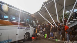 Potret Pemudik Padati Terminal Tanjung Priok